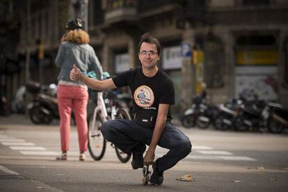 Ram&oacute;n Mu&ntilde;oz Karoli, retratat a Barcelona amb una de les seves minibicis.