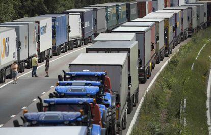 Los camioneros que van a Reino Unido temen parar y que algún inmigrante se suba a su camión para cruzar el Canal de La Mancha.