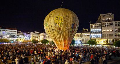 El día de san Roque, 16 de agosto, los vecinos de Betanzos (A Coruña) ascienden al cielo el globo aerostático hecho en papel, más grande del mundo, con dibujos humorísticos repasando la actualidad anual de la ciudad.