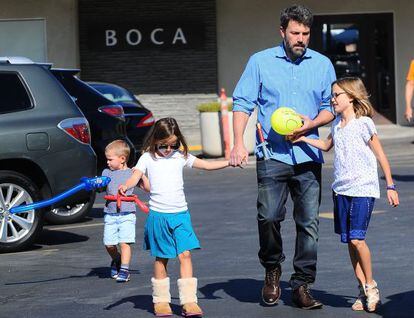 Ben Affleck junto a sus hijos saliendo del mercado de granjeros.