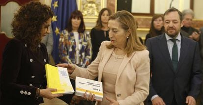 La ministra de Hacienda, María Jesús Montero, entrega a la presidenta del Congreso de los Diputados, Ana Pastor, el proyecto de Presupuestos Generales del Estado para 2019.