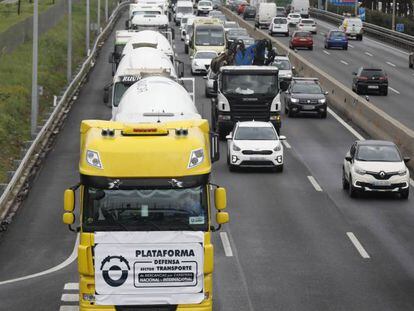 Varios camiones durante una marcha en la M-40, en el noveno día de paro nacional de transportistas en San Fernando de Henares (Madrid). 