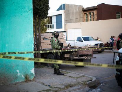 Un elemento del Ejército hace guardia en la escena de un multihomicidio, en Fresnillo, en el Estado de Zacatecas, el 11 de enero de 2022.