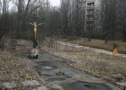Una cruz permanece en la ciudad abandonada de Pripyat cerca de la central nuclear de Chernobyl (Ucrania).