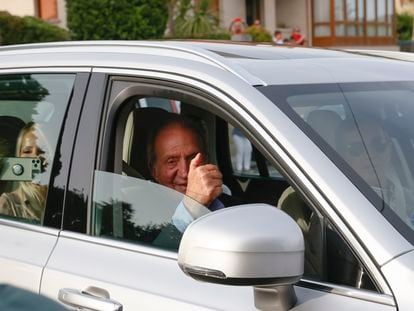 Juan Carlos I, a su llegada a casa de su amigo y anfitrión Pedro Campos en Sanxenxo, el jueves por la tarde.