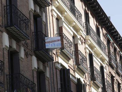 Anuncio de una inmobiliaria en un edificio de Madrid.