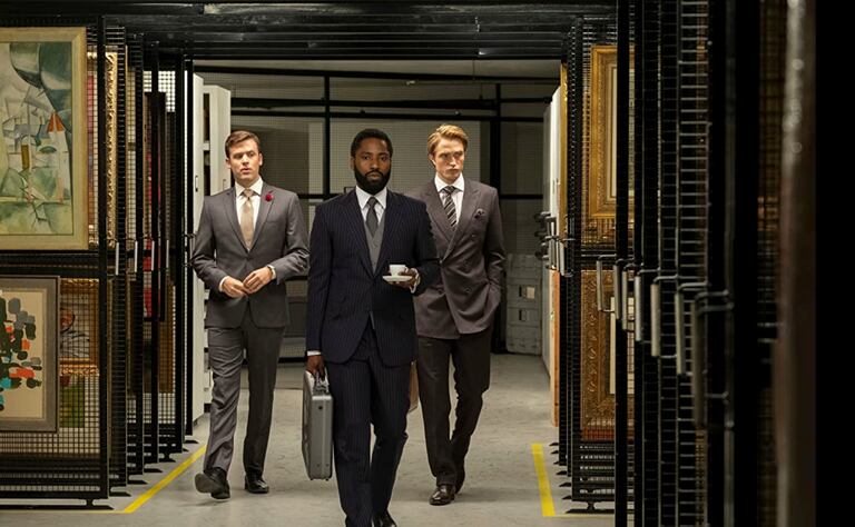 John David Washington (centro) y Robert Pattinson (derecha) en un momento de 'Tenet', de Christopher Nolan.