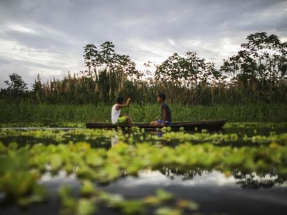 Un par de personas viaja en canoa a través del río Amazonas, en Leticia, Colombia, en 2023.