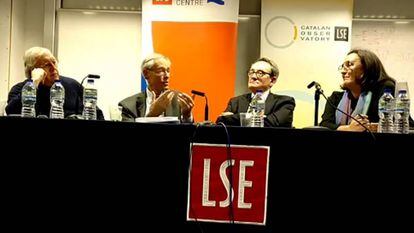 Paul Preston, John H. Elliot, Felipe Fernández-Armesto y la moderadora Contxa Rodríguez, ayer en la London School of Economics.