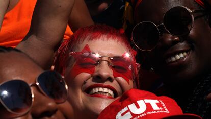 'Lula lá / Definitivamente / Para ti, mi primer voto/ Para hacer brillar nuestra estrella' va la tonada del candidato del partido de la estrella roja, Lula da Silva.