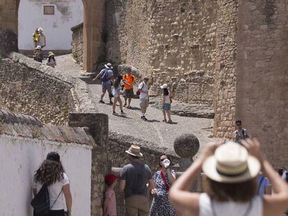 Un grupo de turistas pasean por las calles de Ronda.