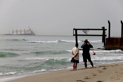 Gibraltar asiste a un buque granelero tras colisionar con otro barco en una maniobra a la salida del puerto de Gibraltar. El buque permanece varado a 200 metros de la costa del Peñón y es visible desde la playa de Levante de La Línea.