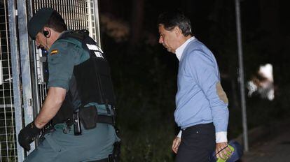 Ignacio Gonz&aacute;lez llega a la Guardia Civil de Colmenar Viejo a pasar la noche en el calabozo.