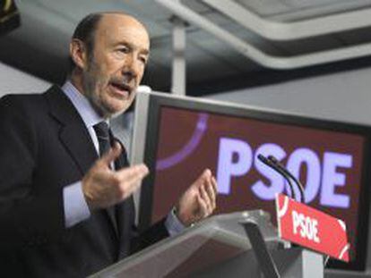  El secretario general del PSOE, Alfredo P&eacute;rez Rubalcaba durante su comparecencia hoy ante los medios de comunicaci&oacute;n. 