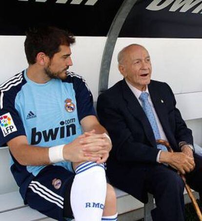 La foto que Casillas ha publicado en Facebook de él mismo con Di Stéfano.