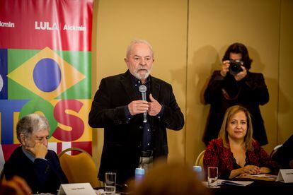 Stuckert, in the background, photographs Lula as he speaks in the presence of Iratxe García, president of the socialist group in the European Parliament, on August 29 in São Paulo. 