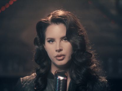 La cantante estadounidense Lana del Rey actúa en el programa 'The Tonight Show' en diciembre de 2020.
