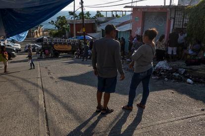 Inhabitants of the El Jardín neighborhood, affected by 'Otis', wait to receive a package of appliances on December 24.