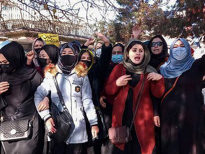 Un grupo de afganas protesta contra la prohibición de la educación universitaria para las mujeres, el pasado diciembre en Kabul.
