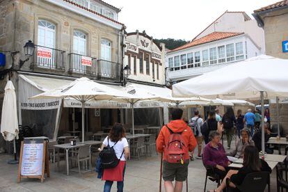 Terrazas en una plaza del puerto de Muros (A Coruña).