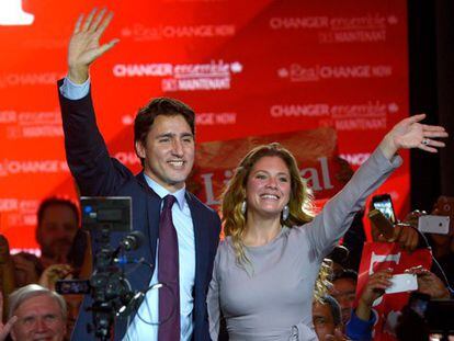 Justin Trudeau y su esposa saludan a sus partidarios en Montreal.