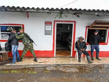 Un soldado revisa a un hombre durante el paro armado impuesto por el Clan del Golfo en Antioquia, en 2022.