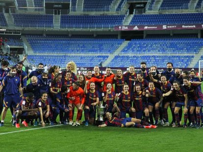 Las jugadoras del Barcelona celebran el título de la Copa de la Reina tras derrotar al EDF Logroño por 3-0 este sábado en La Rosaleda.