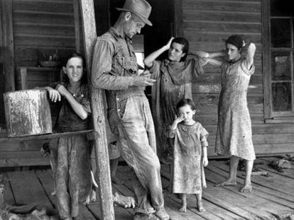Floyd Burroughs junto a los ni&ntilde;os de la familia Tingle en Alabama en 1936.