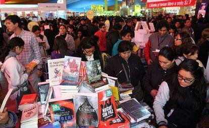 Asistentes a la Feria del Libro de Lima.
