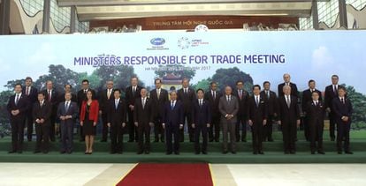 Foto de familia de los ministros de Comercio de la APEC, en Hanoi.
