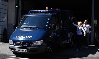 Furgoneta policial en la que Aine Davis fue trasladado al juzgado de Londres, donde prestó declaración el jueves 11 de agosto.