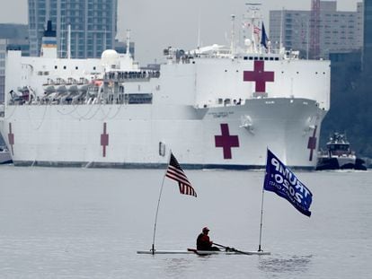 El 'USNS Comfort' en el puerto de Manhattan, Nueva York.