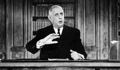 Charles de Gaulle se dirige a los franceses en un mensaje televisado en el Año Nuevo de 1963.