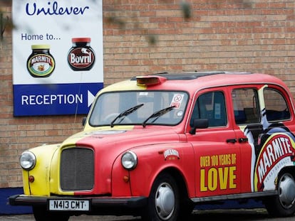 Un taxi publicitario, a la puerta de una plana de Unilever en Trent.