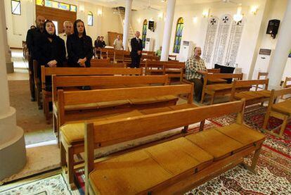 Unos pocos fieles asisten ayer a la misa 0ficiada en la Iglesia católica griega, en Bagdad.