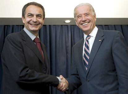 El presidente del Gobierno, José Luis Rodríguez Zapatero, y el vicepresidente de EE UU, Joseph Biden, durante se saludan durante su encuentro en la cumbre de líderes progresistas que se celebra en Viña del Mar, Chile.