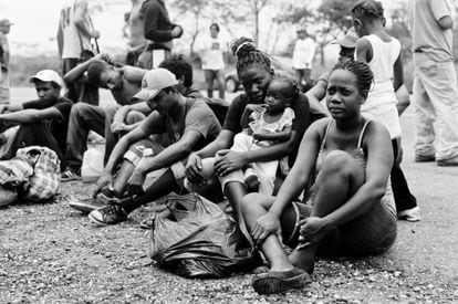 Desde Guatemala, El Salvador, Honduras y Nicaragua, familias completas están huyendo de sus hogares. Ya no se trata de migrantes, sino de desplazados que transitan por México, rumbo a Estados Unidos. Estamos pues frente a un fenómeno de expulsión forzada donde los actores dejaron de migrar por motivos tradicionales en busca de mejores oportunidades laborales o la reunificación familiar ante el recrudecimiento generalizado de la violencia en la región centroamericana. Los informes muestra que en la ruta hay diferentes actores: los hombres y mujeres solos que continúan siendo mayoría, seguidos de un incremento considerable de menores no acompañados de entre 14 a 18 años y una cantidad inusitada de mujeres con niños de entre cero y 12 años. También vemos a grupos étnicos como los Garifunas, procedentes del Caribe centroamericano que tradicionalmente eran una franca minoría en la ruta migratoria y ahora se mueven en grupos de 50 a 100 personas de una comunidad entera.