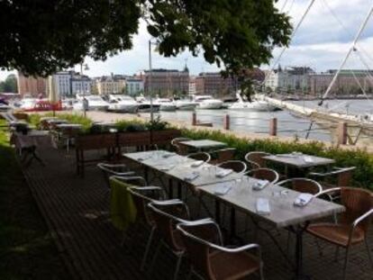 Vistas al puerto de Pohjoissatama desde Katajanokan Kasino, en Helsinki.