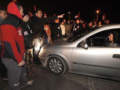 Un grupo de sindicalistas impide el paso a un vehículo en Mercavalencia.