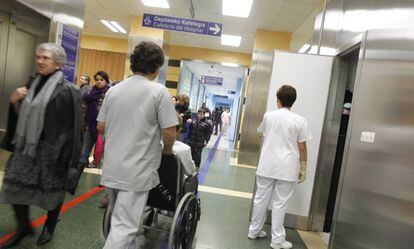 Un celador traslada a un paciente en el Hospital de Cruces, en Barakaldo (Bizkaia). 