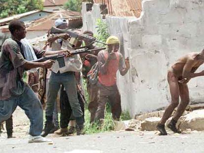 Partidarios de Charles Taylor disparan por la espalda a un guerrillero del grupo Ulimo en Monrovia, capital 

de Liberia.