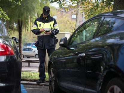 Un vigilante de parquímetro en Barcelona.