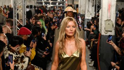 Denise en el desfile de Vetements de otoño 2021