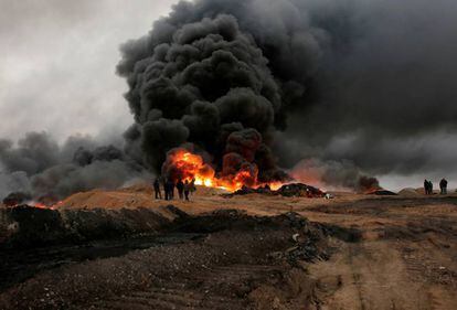 La quema de un pozo de petr&oacute;leo en Qayyarah (Irak) el pasado mes de enero.