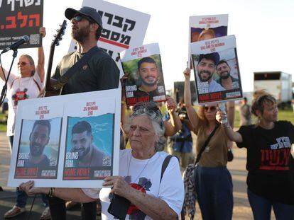 Familiares de algunos de los rehenes israelíes retenidos por Hamás en Gaza participan en una protesta en demanda de su liberación, este jueves en Tel Aviv.