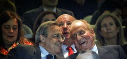 El Rey, junto a Florentino P&eacute;rez el pasado 30 de abril en el palco del Bernab&eacute;u.