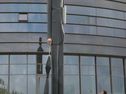 Escultura 'El banquero alto', en el barrio de Kirchberg, en Luxemburgo.