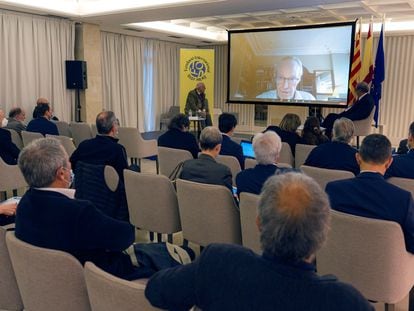 el exministro español Josep Piqué interviene por videoconferencia en el Seminario sobre Geopolítica que organiza ESADE junto a la Fundación Olof Palme. /DAVID BORRAT