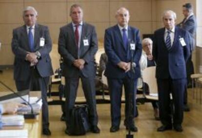 Exdirectivos de Caixa Pened&egrave;s, de izquierda a derecha, Ricardo Pages, Juan Caellas, Manuel Trouano y Santiago Jos&eacute; Abella, durante el juicio en la Audiencia Nacional.