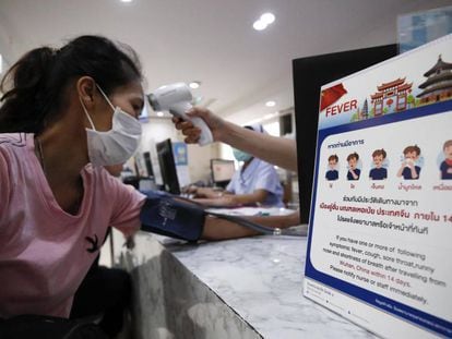 Chequeo de la temperatura corporal en prevención del coronavirus de Wahun en Bangkok (Tailandia).